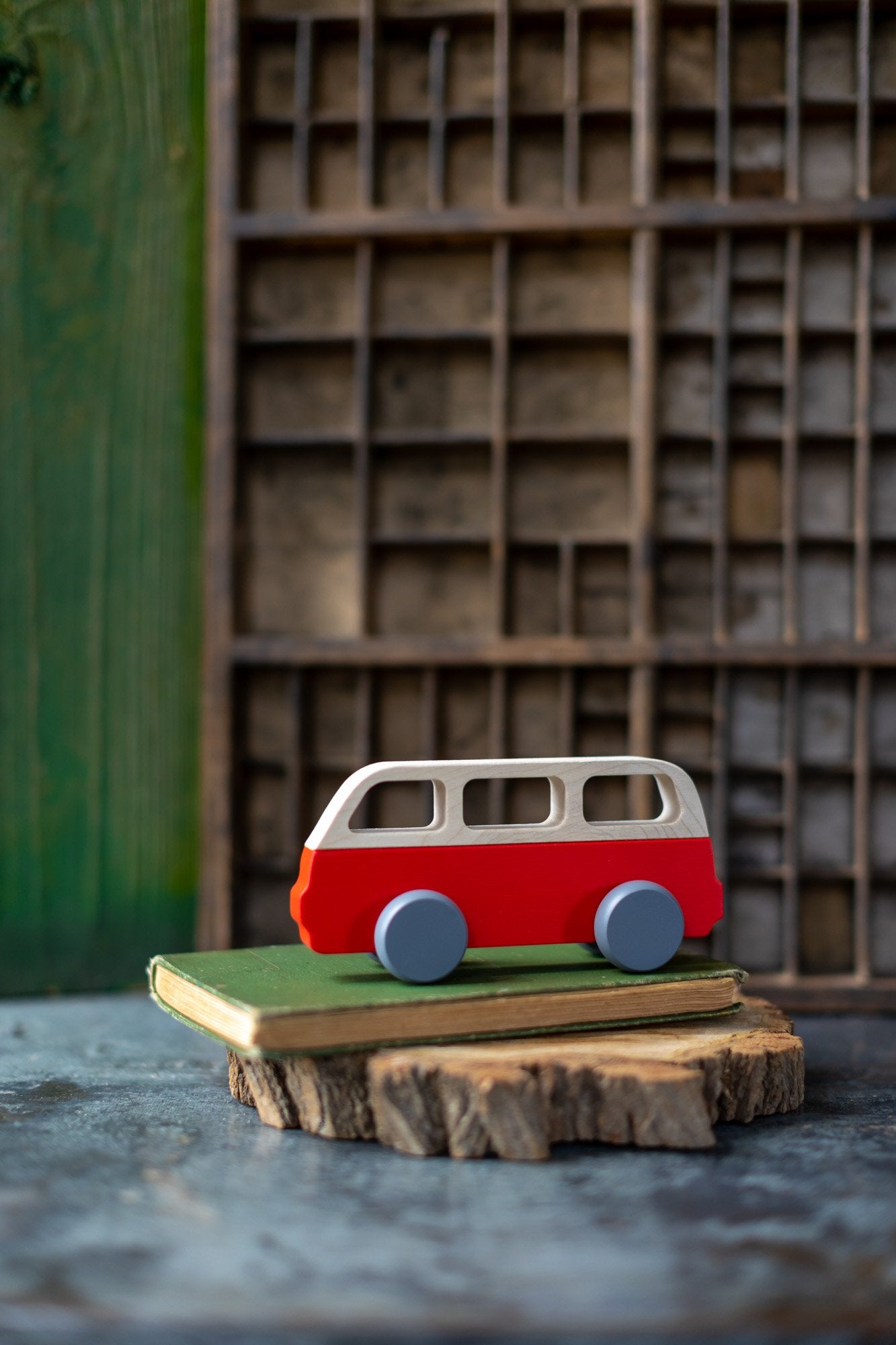 Van vintage rouge en bois