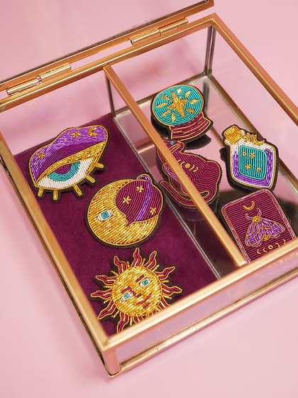 Broche Œil magic fait main broderie cannetille