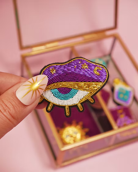 Broche Œil magic fait main broderie cannetille