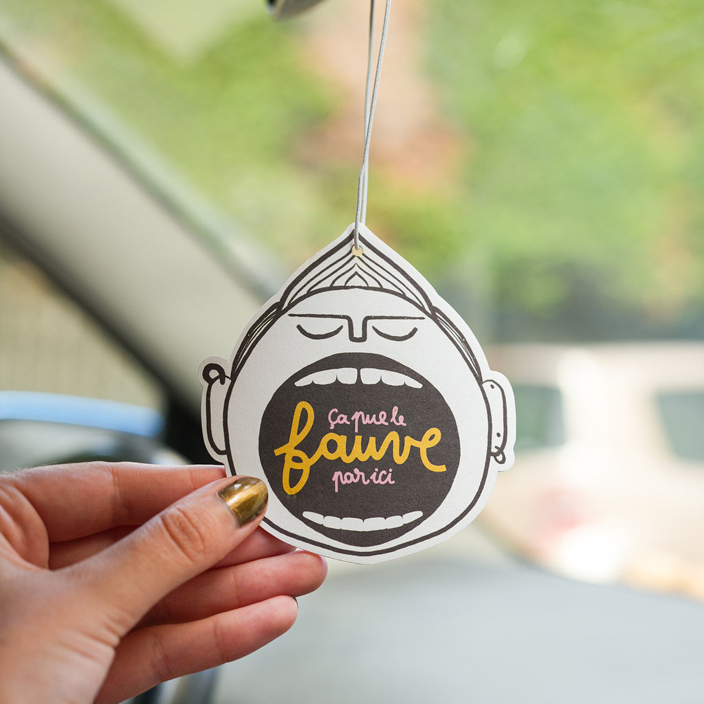 Désodorisant fun pour voiture "ça pue le fauve par ici"