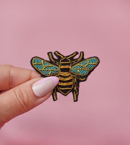 Broche Abeille fait main broderie cannetille