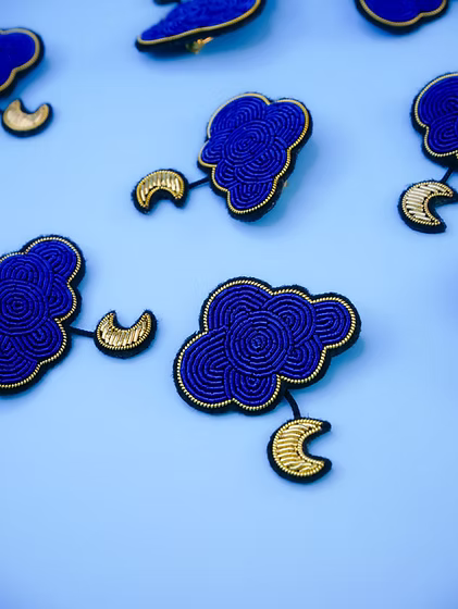 Broche Nuage et lune fait main broderie cannetille